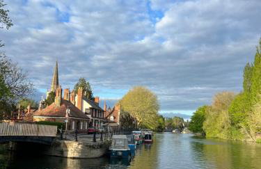 Modern and Cozy Retreat in Abingdon - Oxford- Sleeps 4 in a Quiet Location - Photo 3