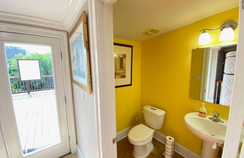 Classy Victorian Brownstone Subway Shopping - Photo 41