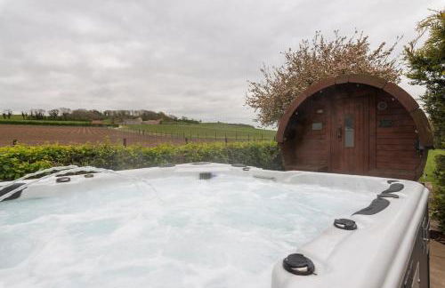 The Old Railway cottage with hot tub - Foto 28