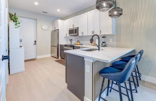 Chic & Spacious 4 Bedroom 3 Full Bathrooms Retreat in West Tampa and Pvt Backyard - Foto 35