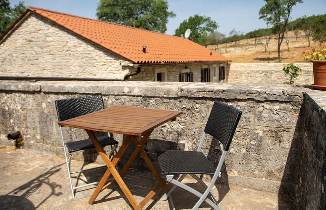 The Poolside Stone House in Bale - Foto 16