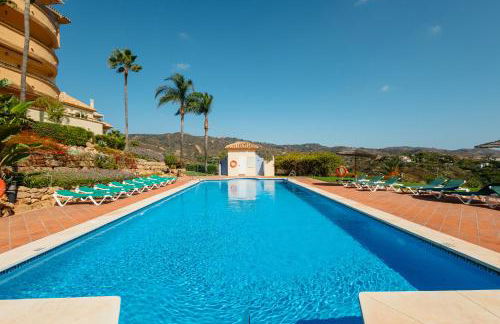 Luxurious frontline golf apartment in Elviria - Photo 14