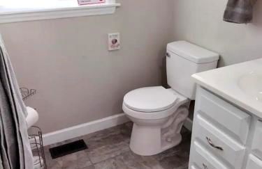 3 Bed 2 Bath House, Quiet & downtown Smart TVs in all rooms, Whole house to yourself - Foto 13