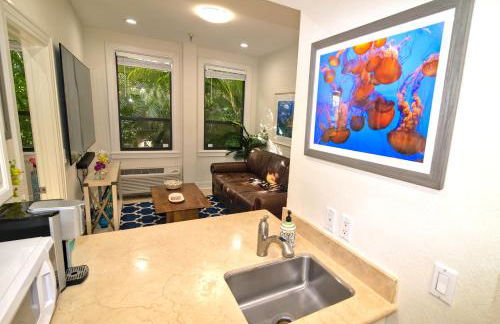 Palm Beach Paradise Walk to Beach Pool WiFi 86" TV WiFi - Foto 11