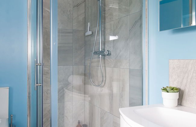 Bright Modern 4 br House 100 Metres From Beach - Photo 32