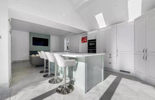 Luxury Detached House in Large Private Grounds, with Outdoor Jacuzzi and Sauna - Foto 8