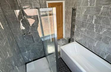 Giga Residential 4 Bedrooms, 8 guests , Near City Centre, Arcade Machine, Sky TV, Netflix, Free Wifi, Free Parking - Foto 18