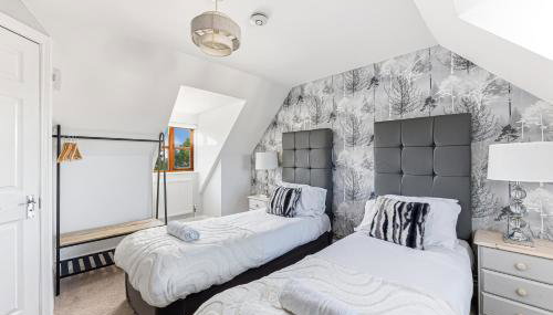 Loughton House - Central Location - Driveway Parking, Self-Check-In, Garden, Super-Fast Wifi and Smart TVs by Yoko Property - Foto 3