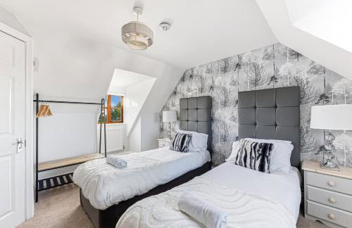 Loughton House - Central Location - Driveway Parking, Self-Check-In, Garden, Super-Fast Wifi and Smart TVs by Yoko Property - Foto 3