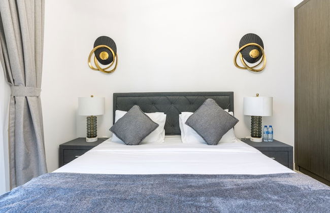 New! Luxurious Living Dubai Creek Balcony & View - Photo 9