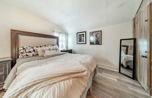 Cottage in the Falls, 2 b, 2 bath, fireplace - Photo 8