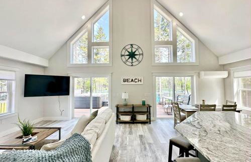 Luxury Waterfront Retreat with Hot Tub Near Acadia - Foto 2