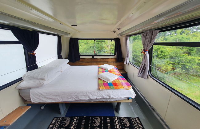 Double Decker Bus on an Alpaca Farm Sleeps 8 - Foto 6