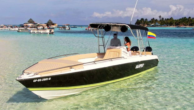 Una mujer disfrutando del paseo privado en lancha por Acuario