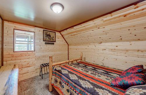 Rustic Cabin with Decks and Hot Tub in Garden Valley! - Foto 20