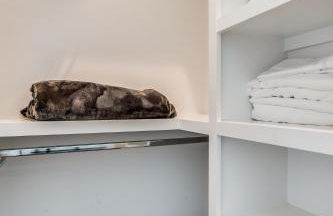 Nash House & Bars of Broadway with Patio Bar and Views! 8min Downtown! Sleeps 12! - Foto 50