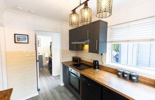 Steel Town Lodge - Contractor & Family Stay with Dart Board - Foto 9