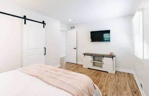 Beautiful luxury home freshly renovated with big yard, seating & grill pad - Foto 6