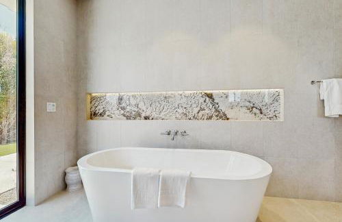 Stunning Modern Home with Mountain Views and Private Pool, Spa and Grill Dog ok - Foto 19