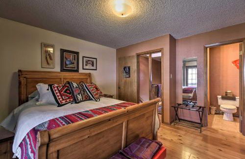 Downtown Red River Retreat with Mtn Views and Yard - Foto 11