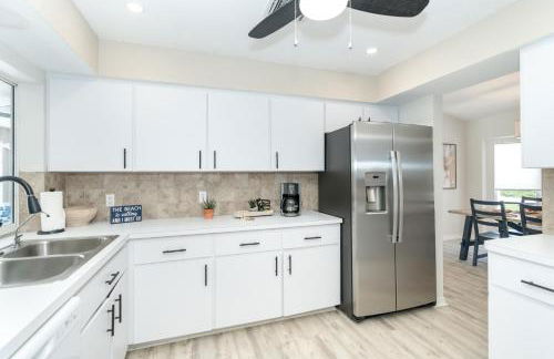 Beautiful Spacious Home! Close to Beaches - HEATED Private Pool - Foto 16