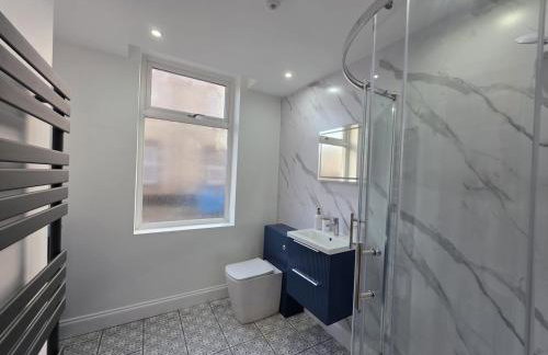 #18 Anfield 5 min walk Sleeps 7 4BR 5Bed 3Bathrms - Photo 18