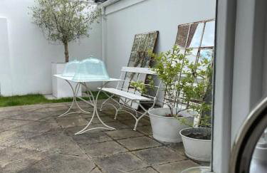 Double-Bed Bedroom, Living Room and Kitchenette, private Bathroom and Utility Room available at Willow House, Shepperton - Foto 23