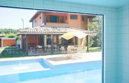 Belíssima Casa com extensa área externa - piscina, sauna, churrasqueira e campo de futebol - com 5 suítes e a 500 metros da Rua das Pedras - Foto 11