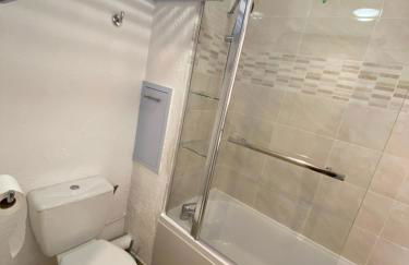 Joli studio climatisé au Port de Hyères - Proche Plages et Commerces - Linge de maison fourni - Foto 9