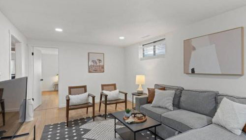 Newly Renovated Basement Apt - Photo 4