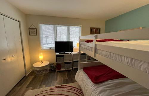 Newly Updated Modern, Spacious, and Cozy Condo- Right on the Lake! - Foto 40