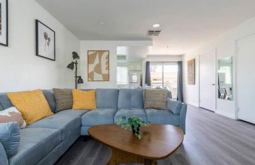 Modern 2BR Condo with King Bed & Balcony near LA - Foto 14