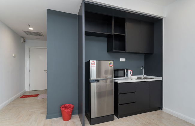 OYO Home 44050 Essential Studio Empire Marriot - Photo 16