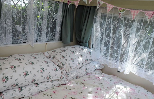 Kitty Unique 60s Caravan set in Pretty Garden - Foto 3