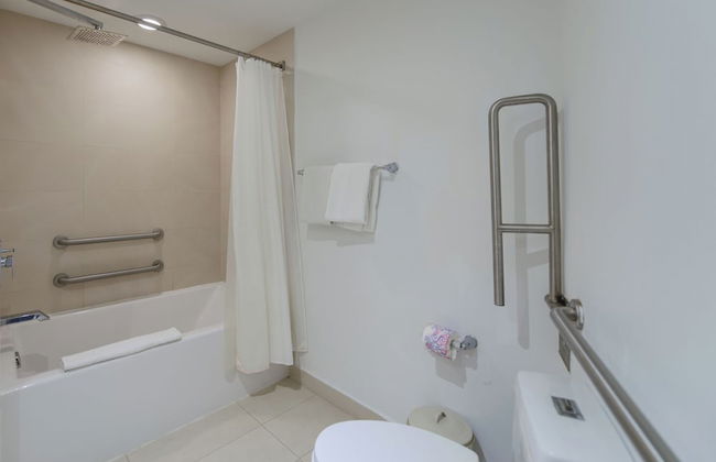 Fantastic 2BR Condo at Hollywood - Photo 27