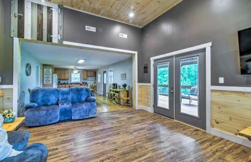 Secluded Brownsville Cabin with Deck and Fire Pit - Foto 5