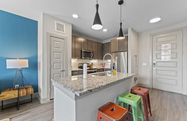 Serene 1BR King Suite Close to Downtown w Fast Wifi - Foto 14