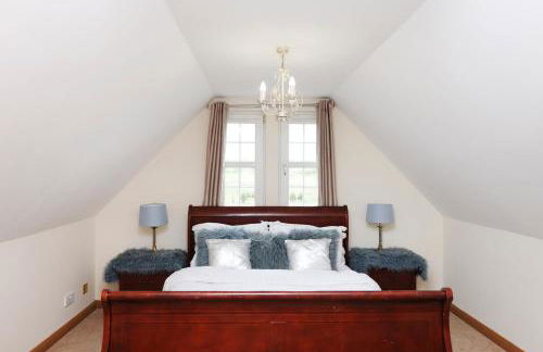 JOIVY Greenknowes Estate with Hot Tub and Bar - Farmhouse and Lodge - Photo 14