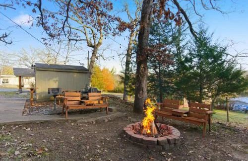 Couples Escape: Cozy Lakeside Cabin by the Marina - Holiday Home - Photo 15