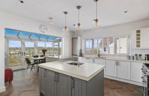 Stunning Property Seaviews, Private Pool & Parking - Photo 24