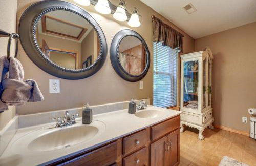 Hot Tub and Fire Pit! Lake-View Home in Blue Eye - Foto 18