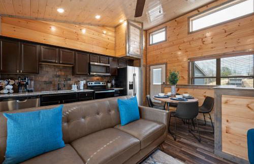 Family or couple retreat next to Downtown, Dollywood & Smoky Mountains! - Foto 12