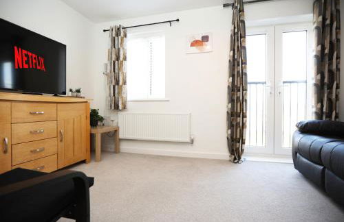 Gregor Place Modern four Bedroom House in Calne with Private Parking, perfect for teams or families staying in the area, Long stays welcome - Photo 9