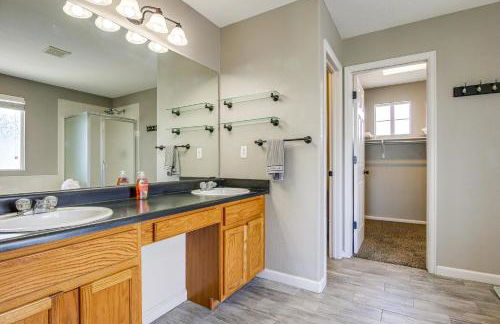 Home with Patio and Games about 17 Mi to Denver! - Foto 17