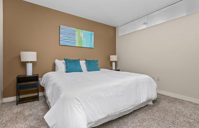 Sleek 2BR Downtown Retreat with Gym - Foto 2