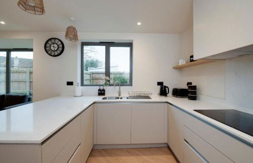 Spacious 5BR Home Near New Forest & Coast - Parking - Sleeps 10 - Photo 26