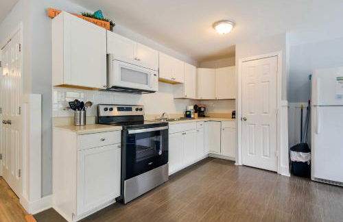 Walk to Atlantic Beach Family Gem with Fenced Yard - Foto 10