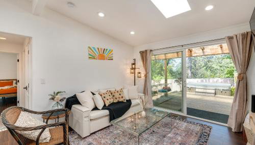 Modern Meadow Vista Vacation Home w/ Spacious Deck - Photo 4