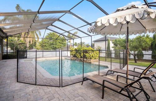 Elegant Home with Pool, Office, Theater, and Fence - Foto 3
