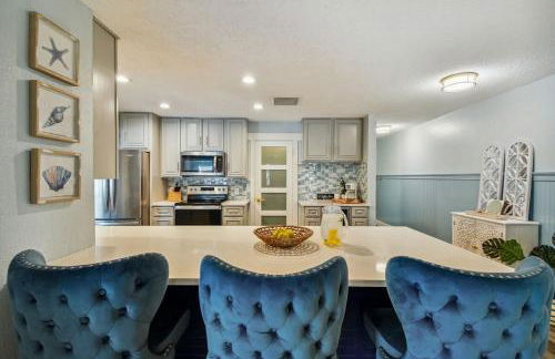 Luxury heated-pool home blocks from the beach - Foto 12